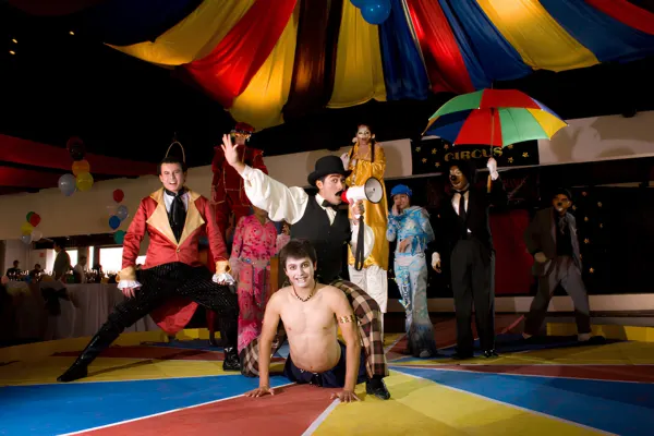 Producción temática de circo realizada por Eventotal con personajes y escenografía sobre la pista