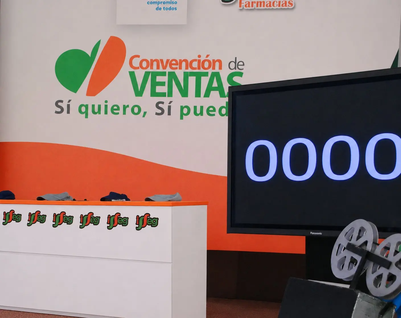 Escenario de 100 Mexicanos Dijeron con mostrador y marcador digital