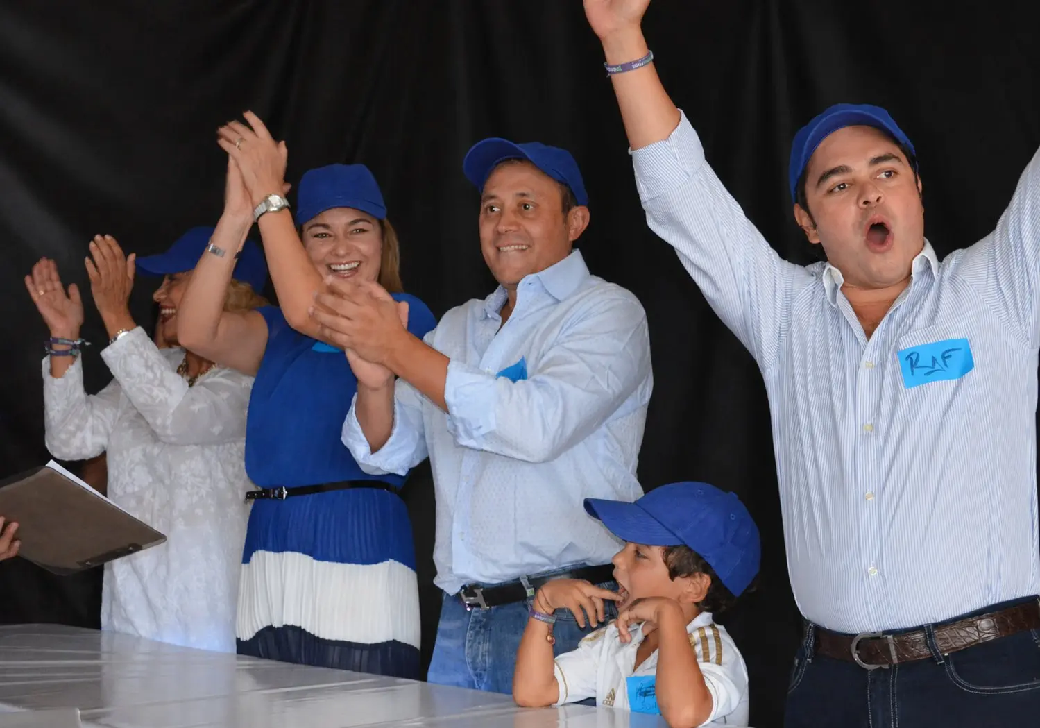 Equipo celebrando durante una dinámica de 100 Mexicanos Dijeron