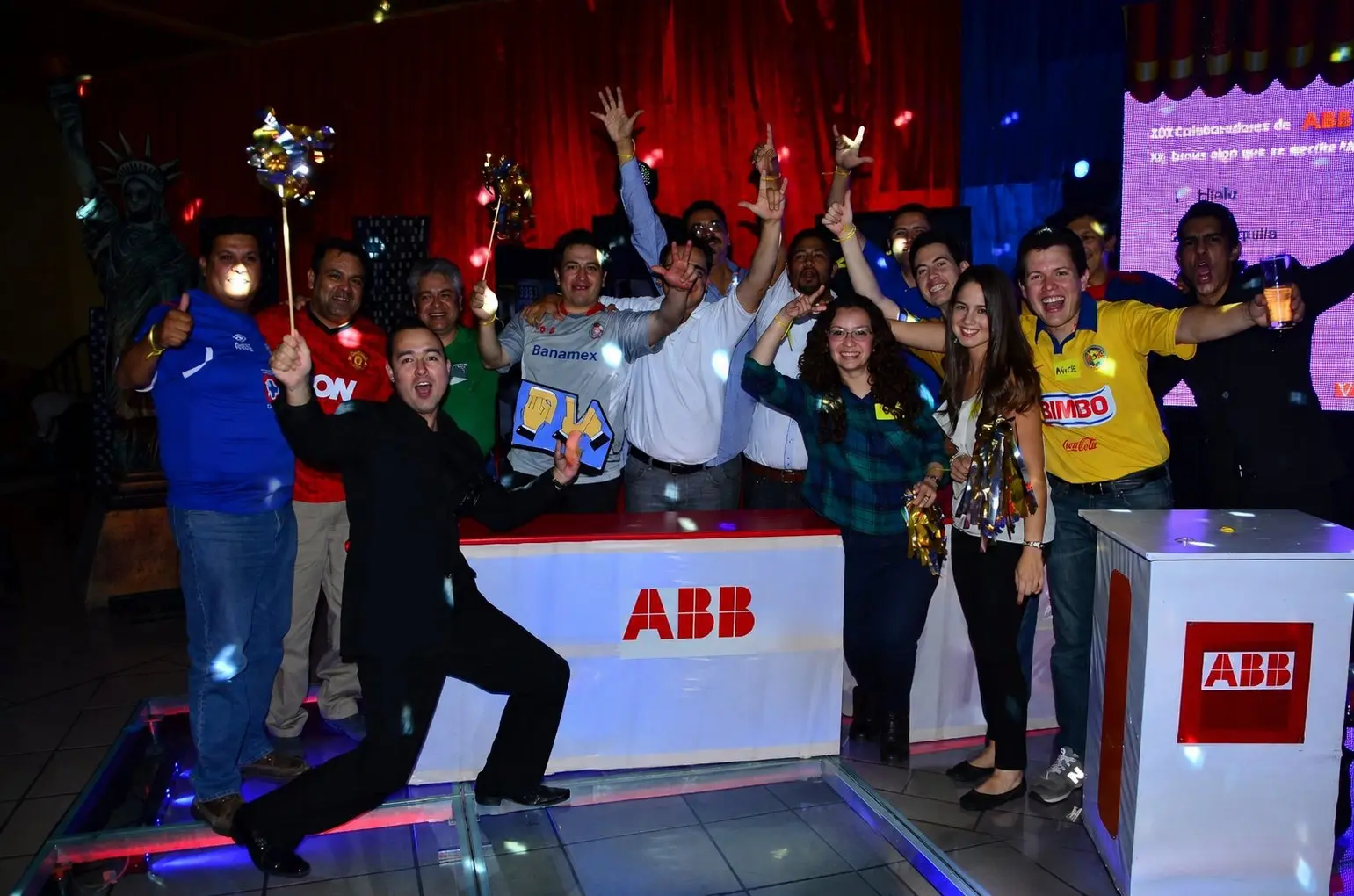 Grupo de participantes posando dentro de una producción de 100 Mexicanos Dijeron