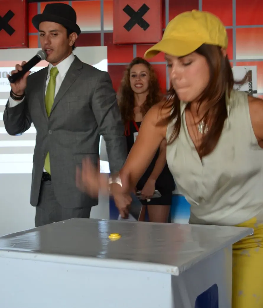 Conductor y participante realizando un reto con pulsador