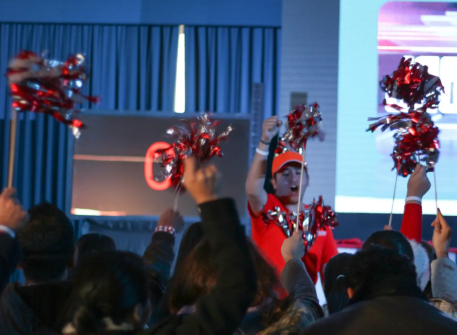 Público animando con pompones durante 100 Mexicanos Dijeron