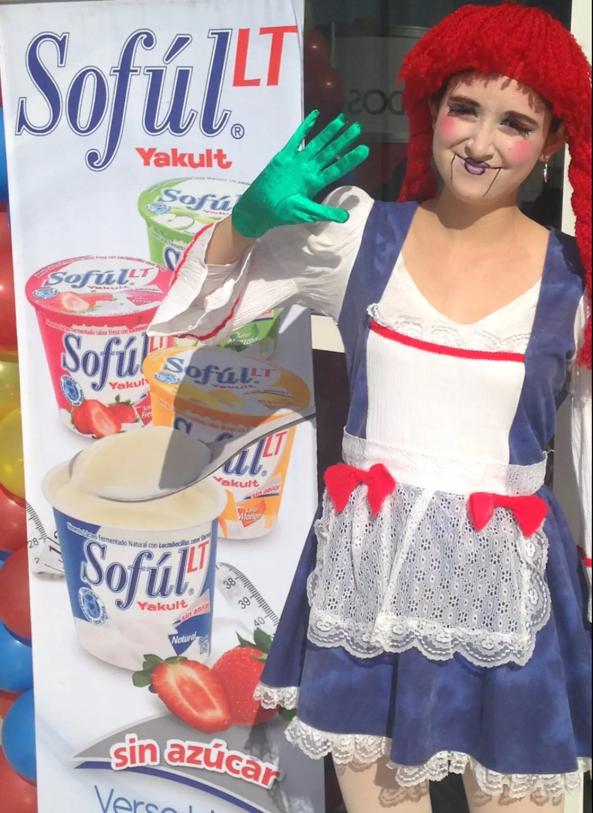 Personaje caracterizado junto a una marca durante una activación de Eventotal