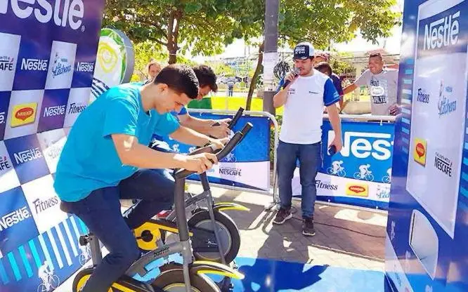 Participante pedaleando en una activación de marca producida por Eventotal