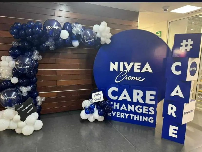 Montaje fotográfico de marca con globos y elementos volumétricos