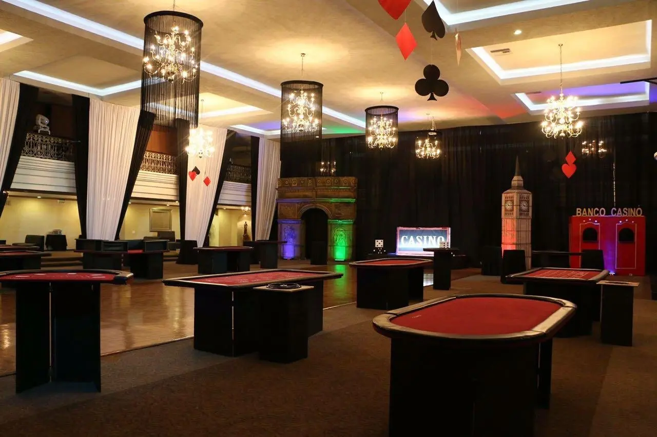 Salón completamente ambientado con mesas de Casino, iluminación y elementos arquitectónicos temáticos