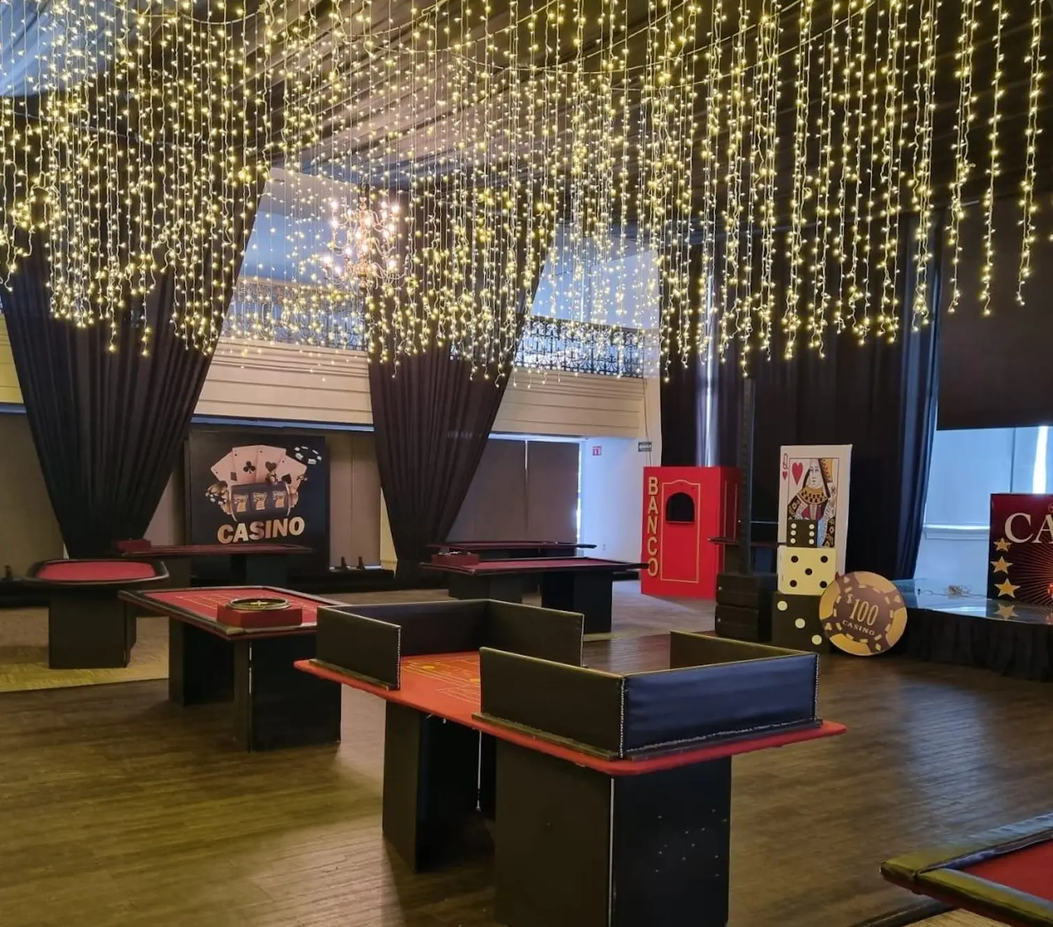Montaje de Casino con cortinas de luces, mesas de juego y módulos decorativos