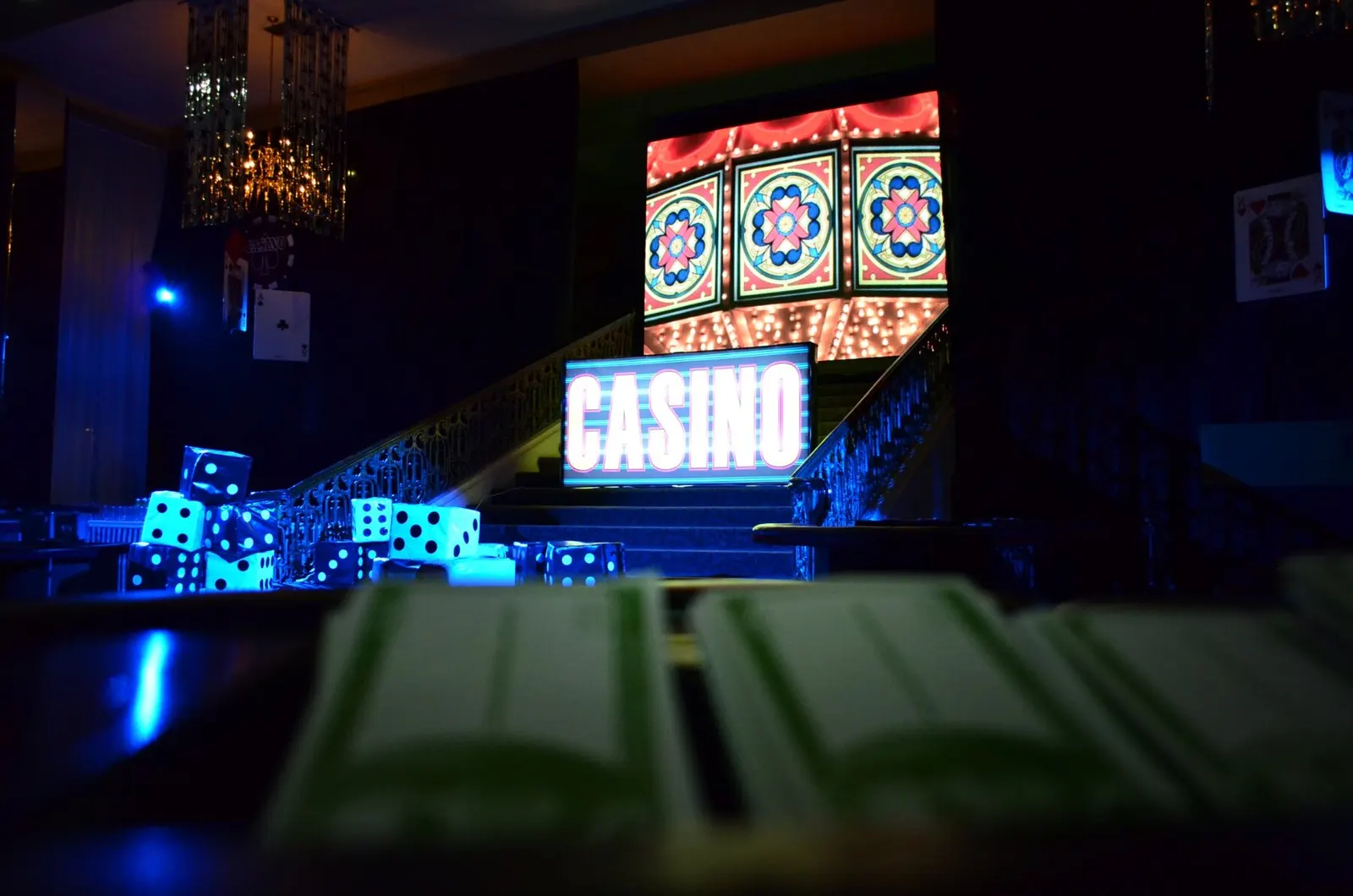 Montaje principal de Casino con letrero iluminado, pantalla, dados gigantes y cartas