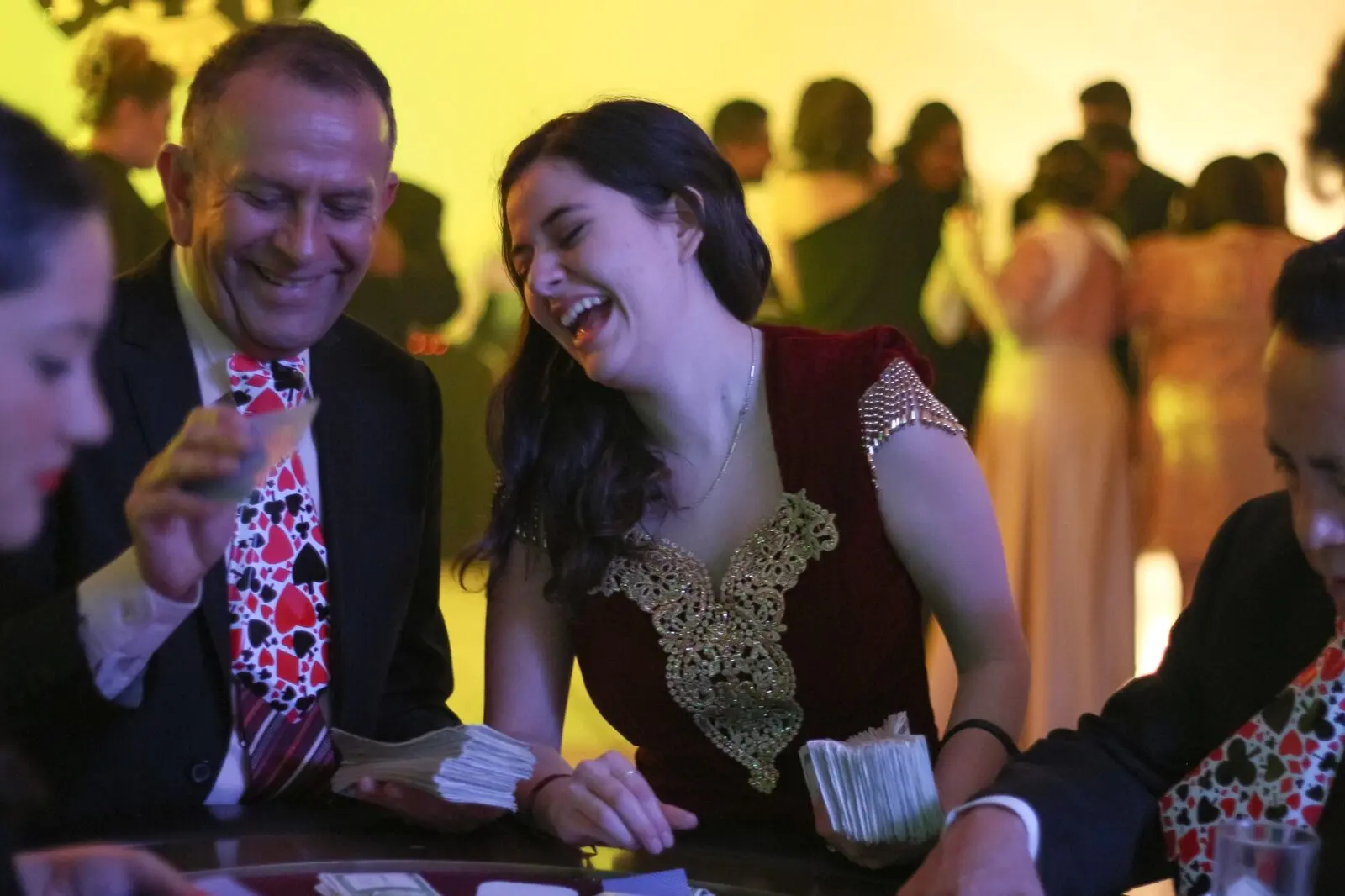 Asistentes riendo y participando en una mesa de Casino
