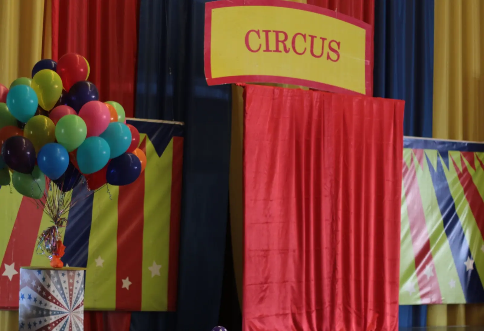 Escenografía colorida de Circo con globos y telones