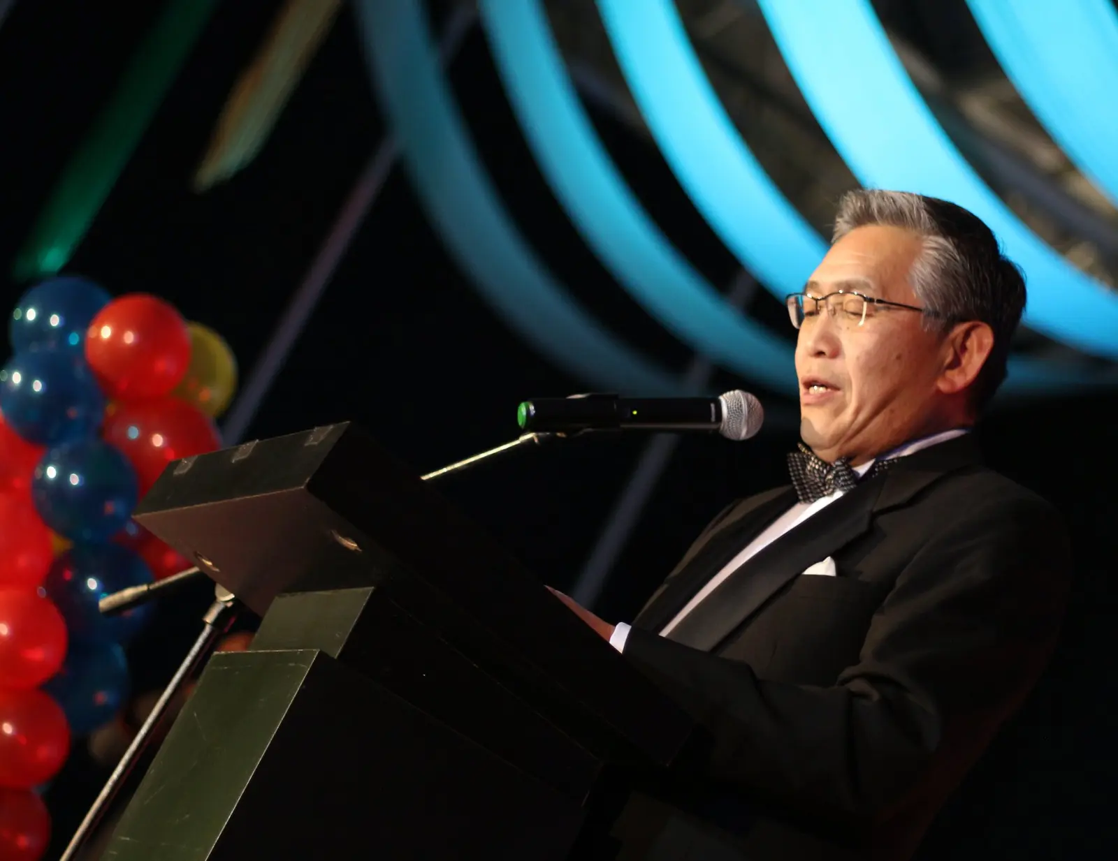 Presentador durante una producción corporativa con ambientación de Circo