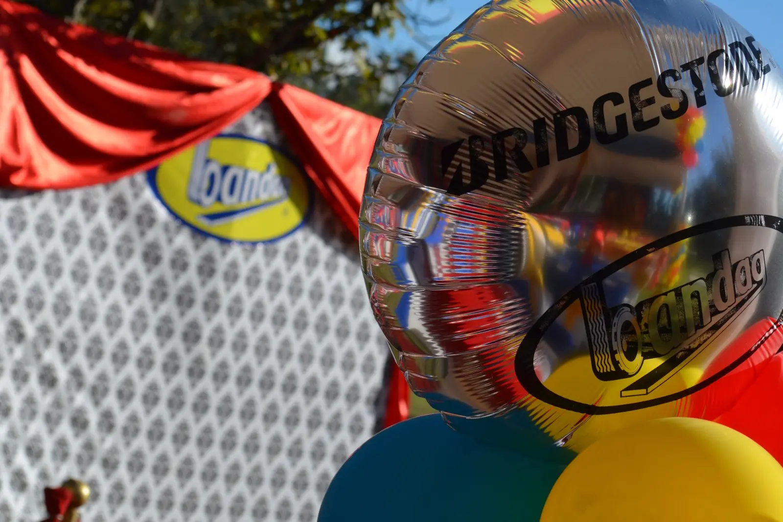 Detalle de ambientación y globos en una producción temática de Circo