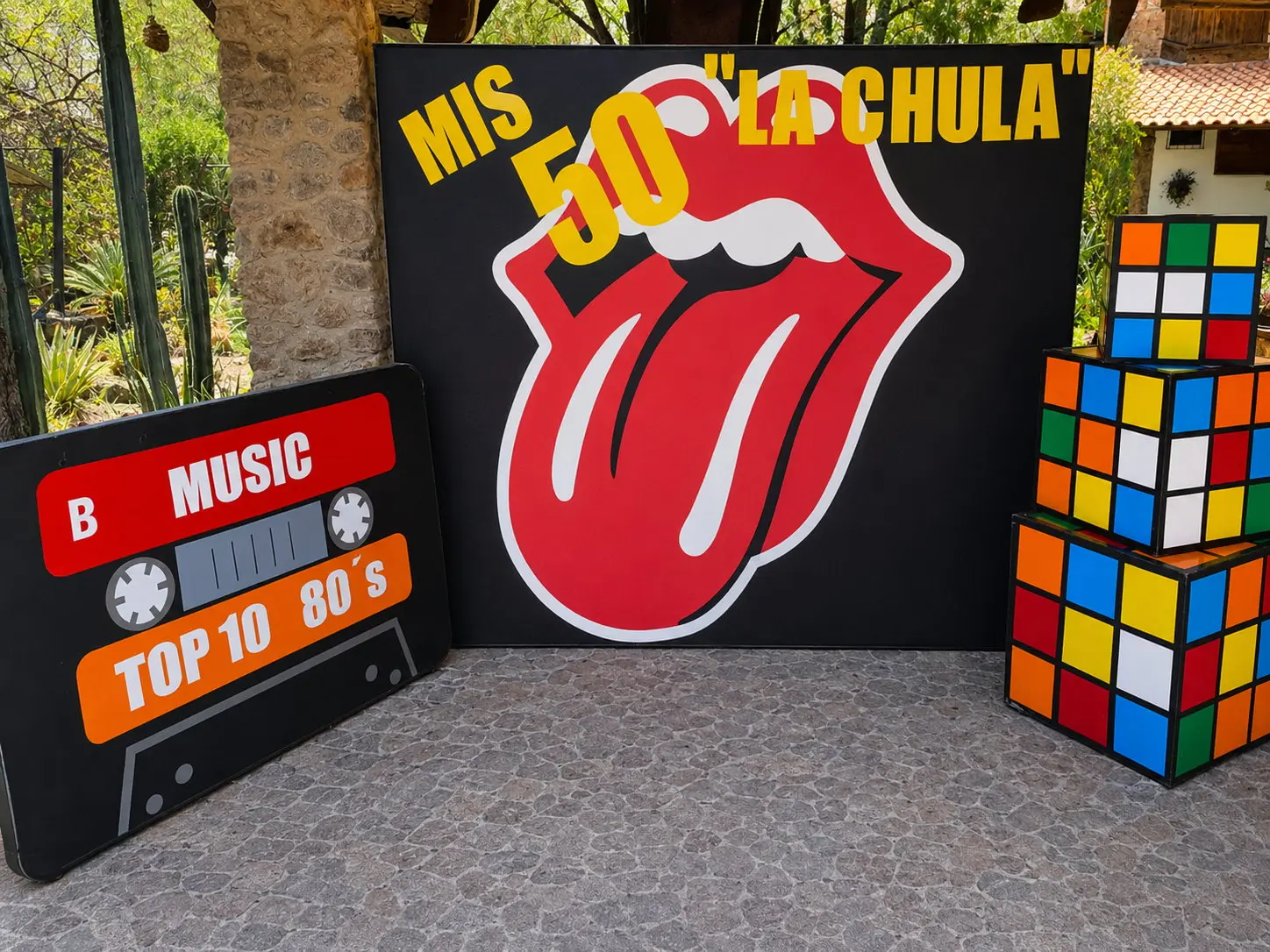 Montaje temático de los años 80 con casete, logotipo musical y cubos de colores