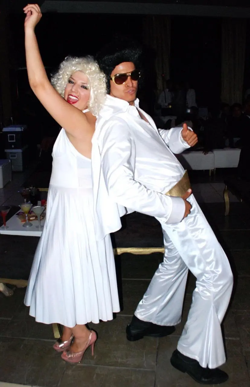 Pareja de artistas caracterizados con vestuario blanco de época