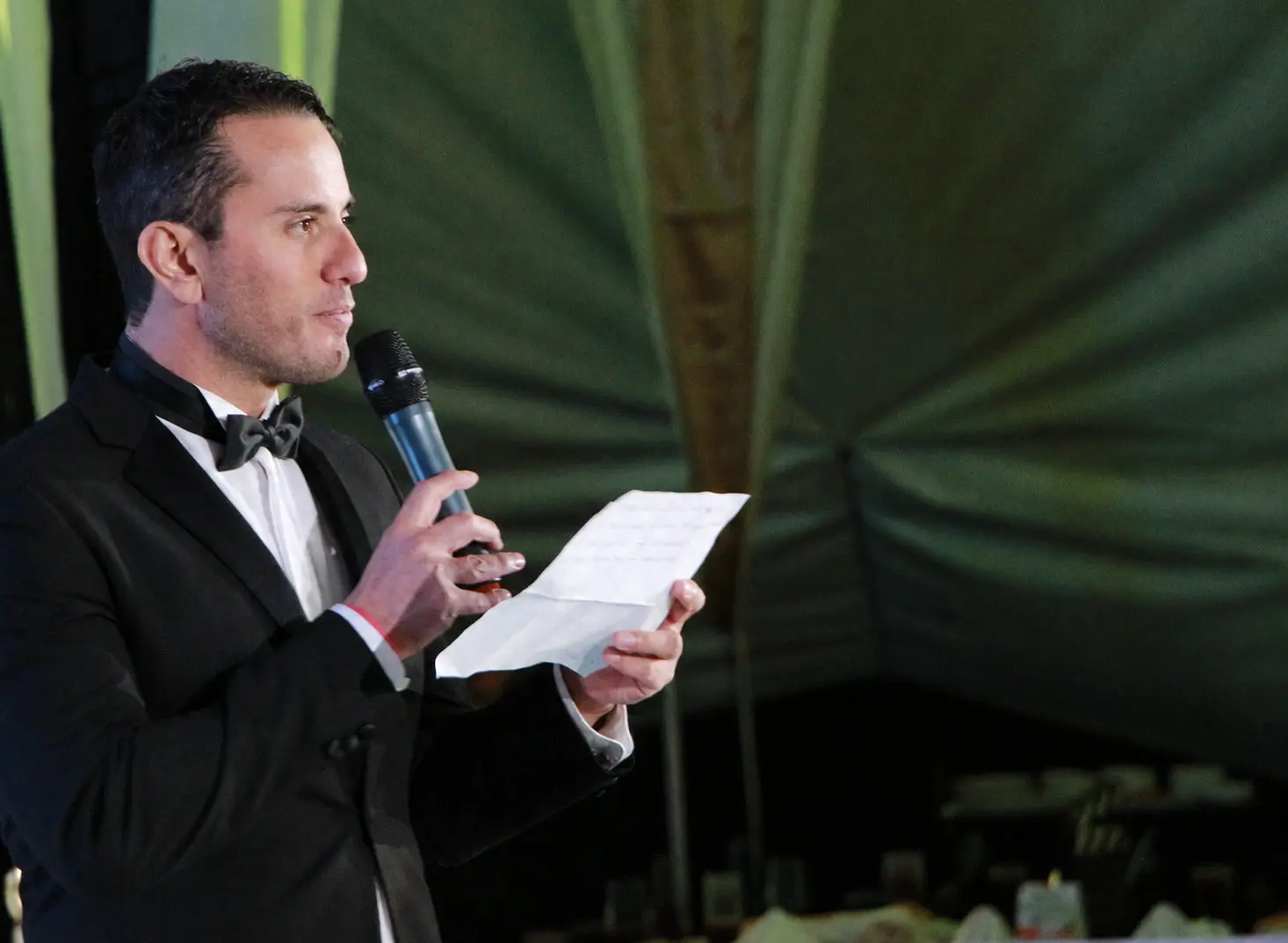 Conductor presentando un evento protocolario producido por Eventotal