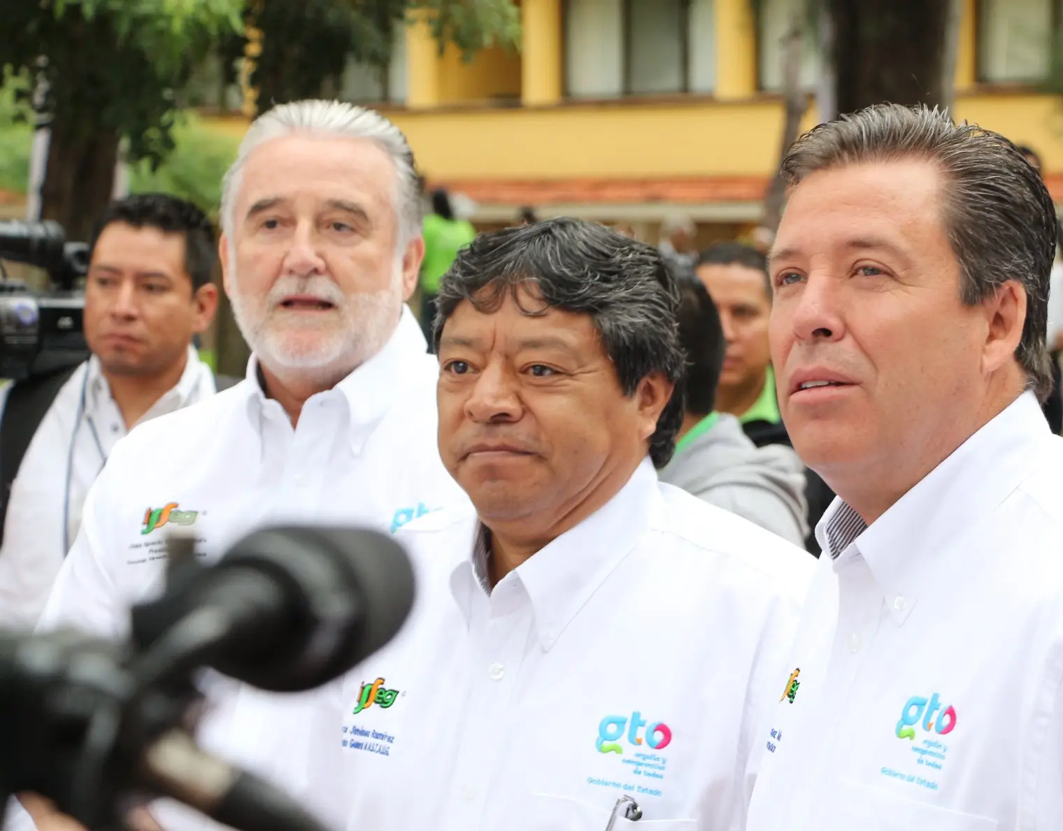 Autoridades y representantes durante un evento institucional ante medios de comunicación