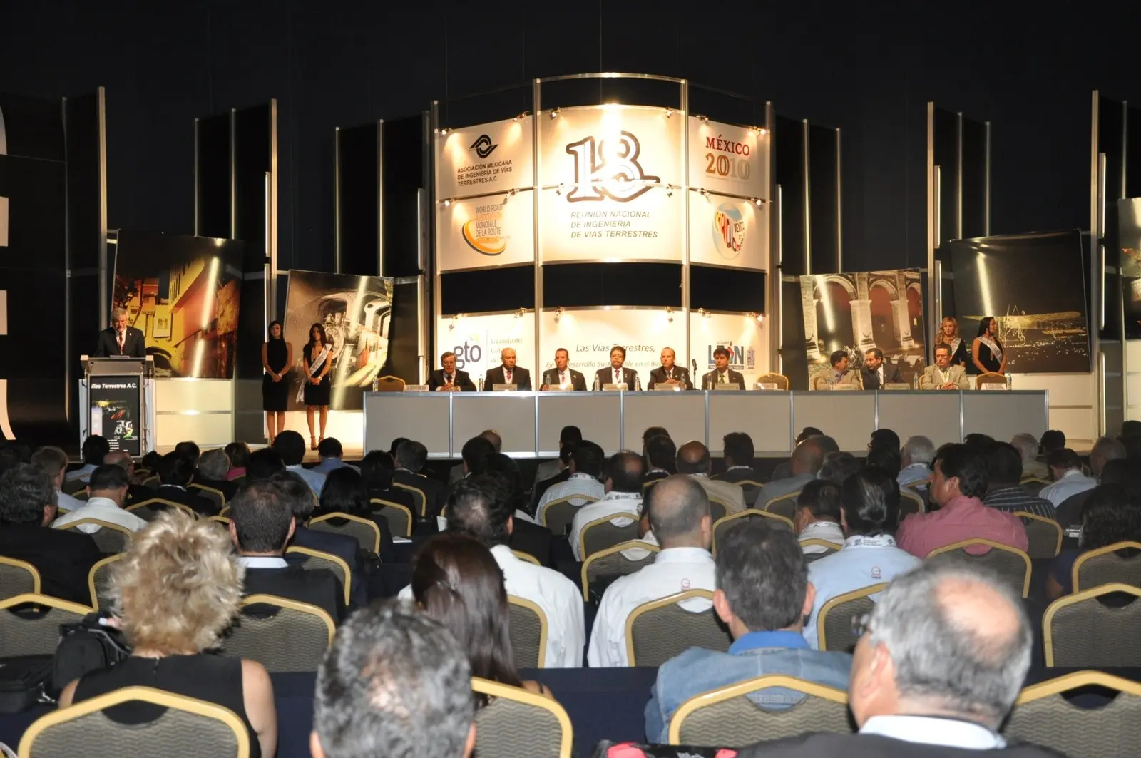 Mesa directiva y público durante una reunión nacional de carácter institucional