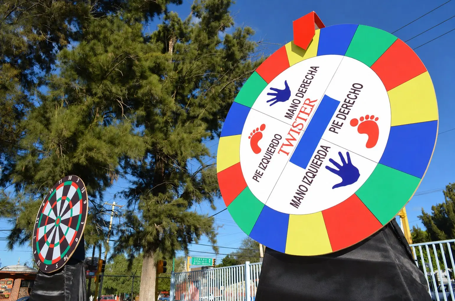 Ruleta de Twister y tablero de dardos instalados para un Día de la Familia