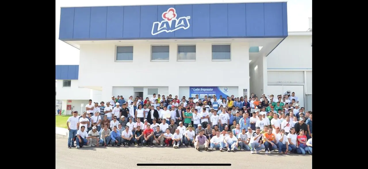 Grupo de colaboradores reunido durante un Día de la Familia