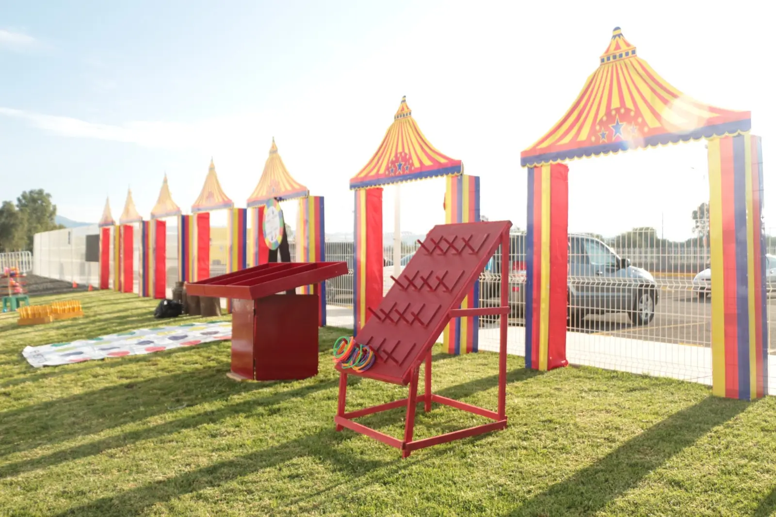 Zona de juegos y ambientación con estructuras coloridas al aire libre en un Día de la Familia