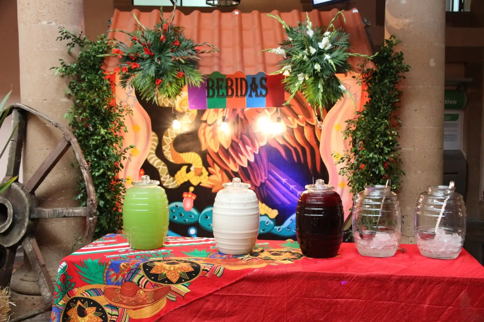 Estación de bebidas con decoración y textiles mexicanos