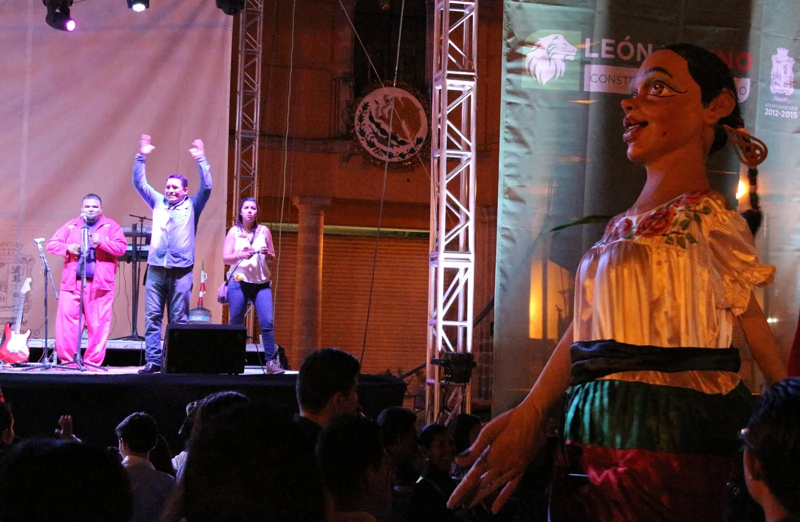 Mojiganga mexicana recorriendo un evento cultural producido por Eventotal