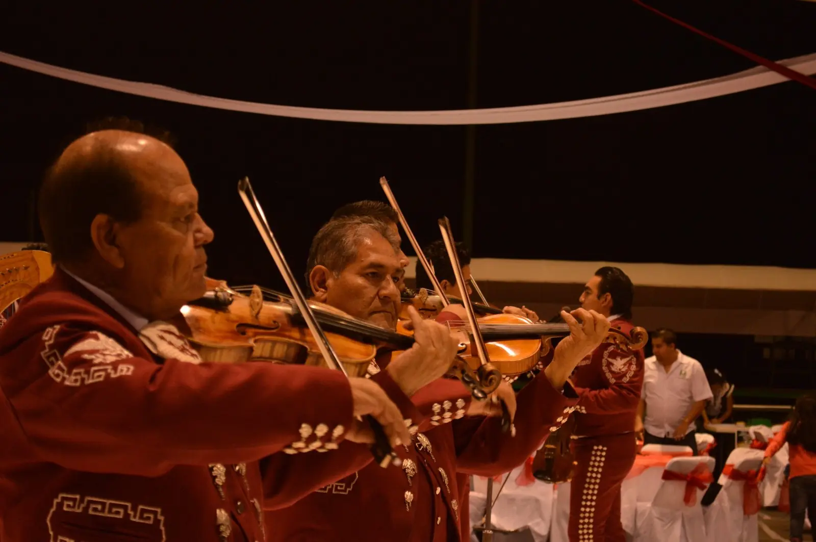 Mariachi tocando violines durante una producción temática mexicana de Eventotal