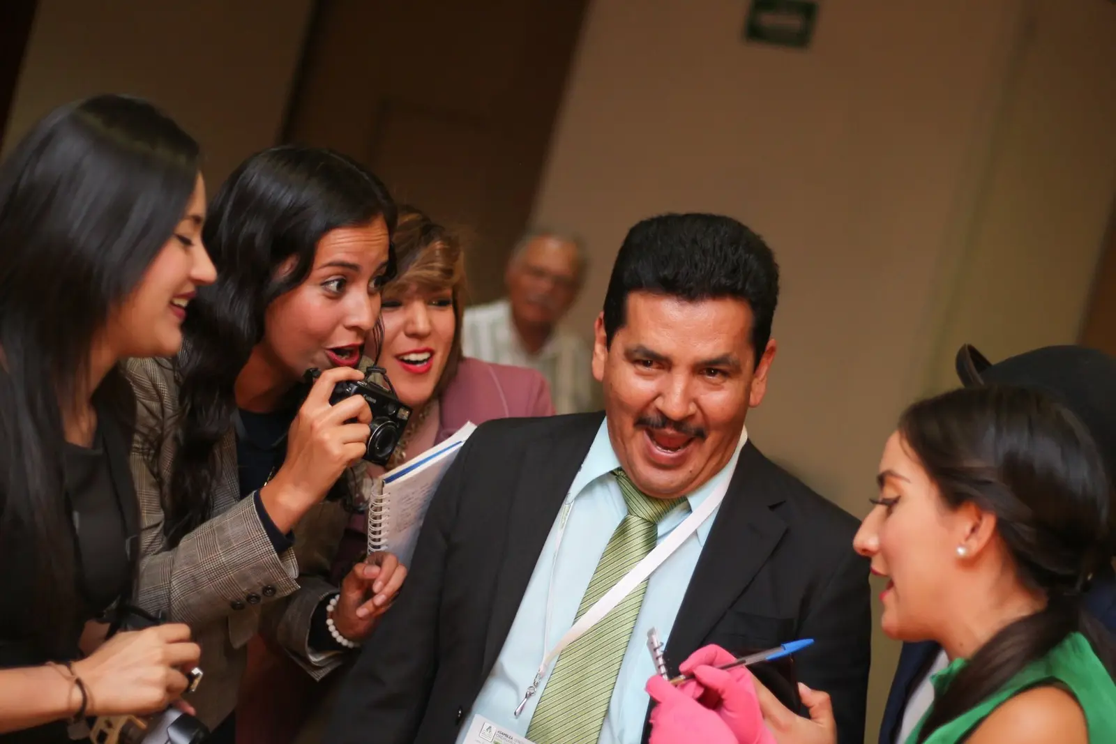 Participantes realizando una dinámica de entrevista y actuación