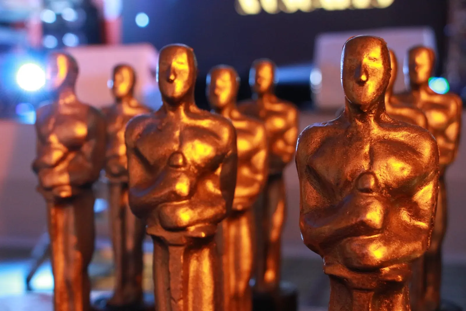 Estatuillas doradas preparadas para una premiación corporativa