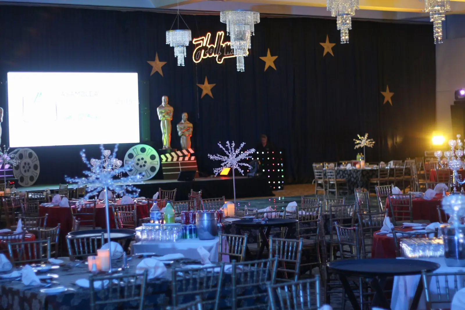 Salón ambientado con escenario, estrellas, rollos de película y decoración cinematográfica