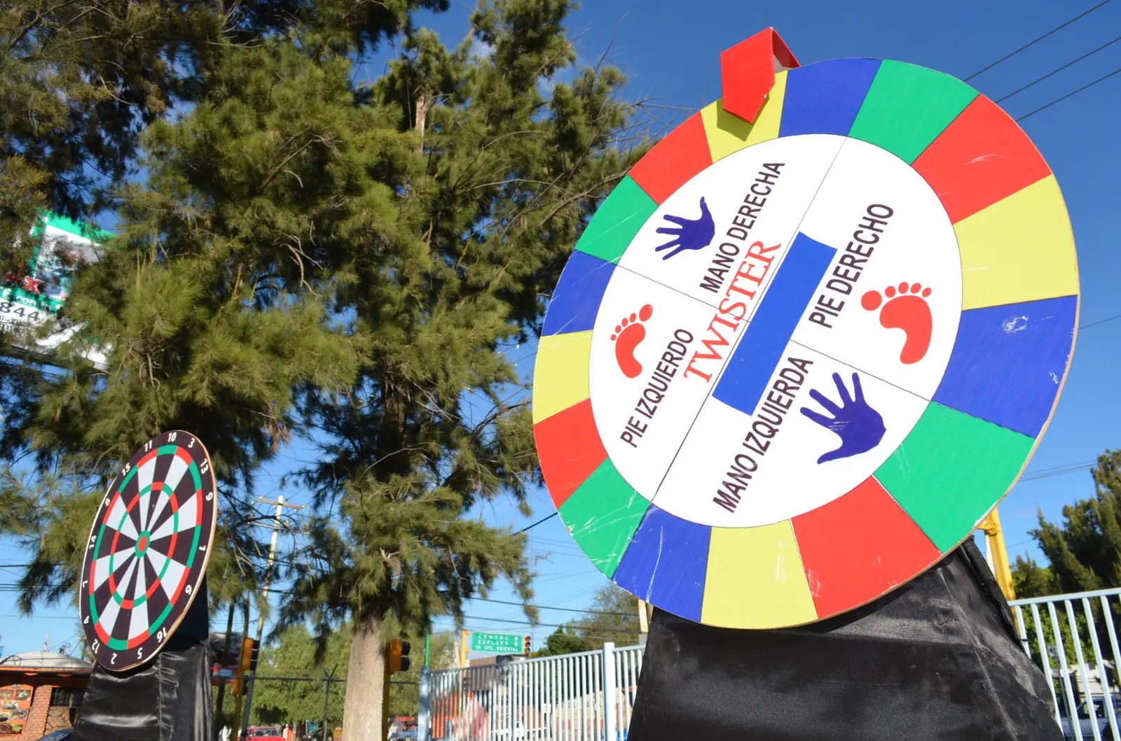 Ruleta de Twister y tablero de dardos instalados para una experiencia de integración