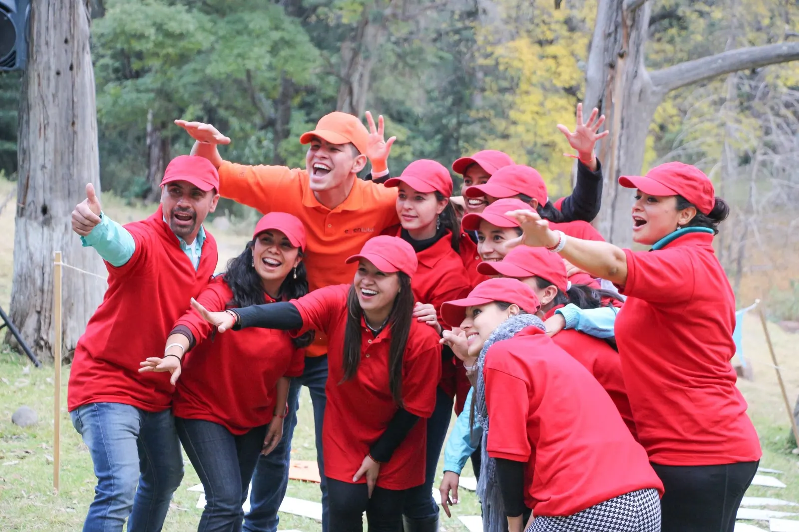 Equipo participando en una dinámica de Team Building de Eventotal